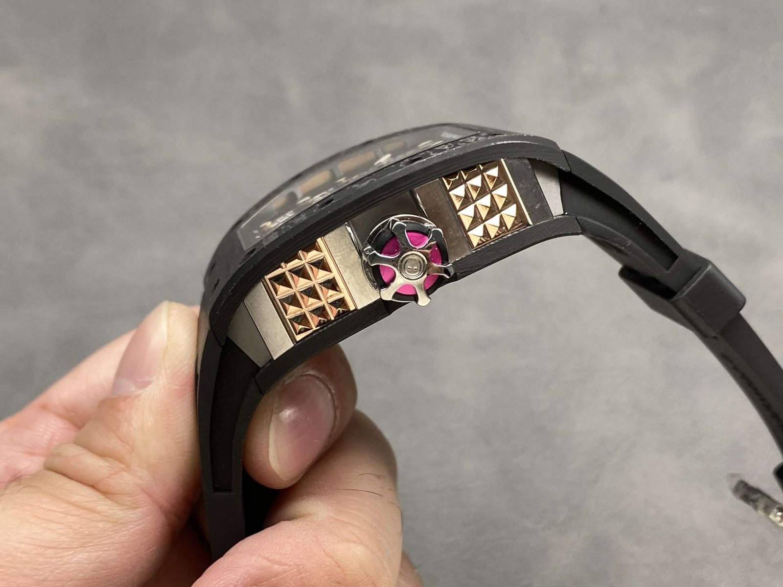 Dong-Ho-Richard-Mille-RM66-Che-Tac-Carbon-Sieu-Nhe-Boc-Vang-Hong-Tinh-Chinh-5