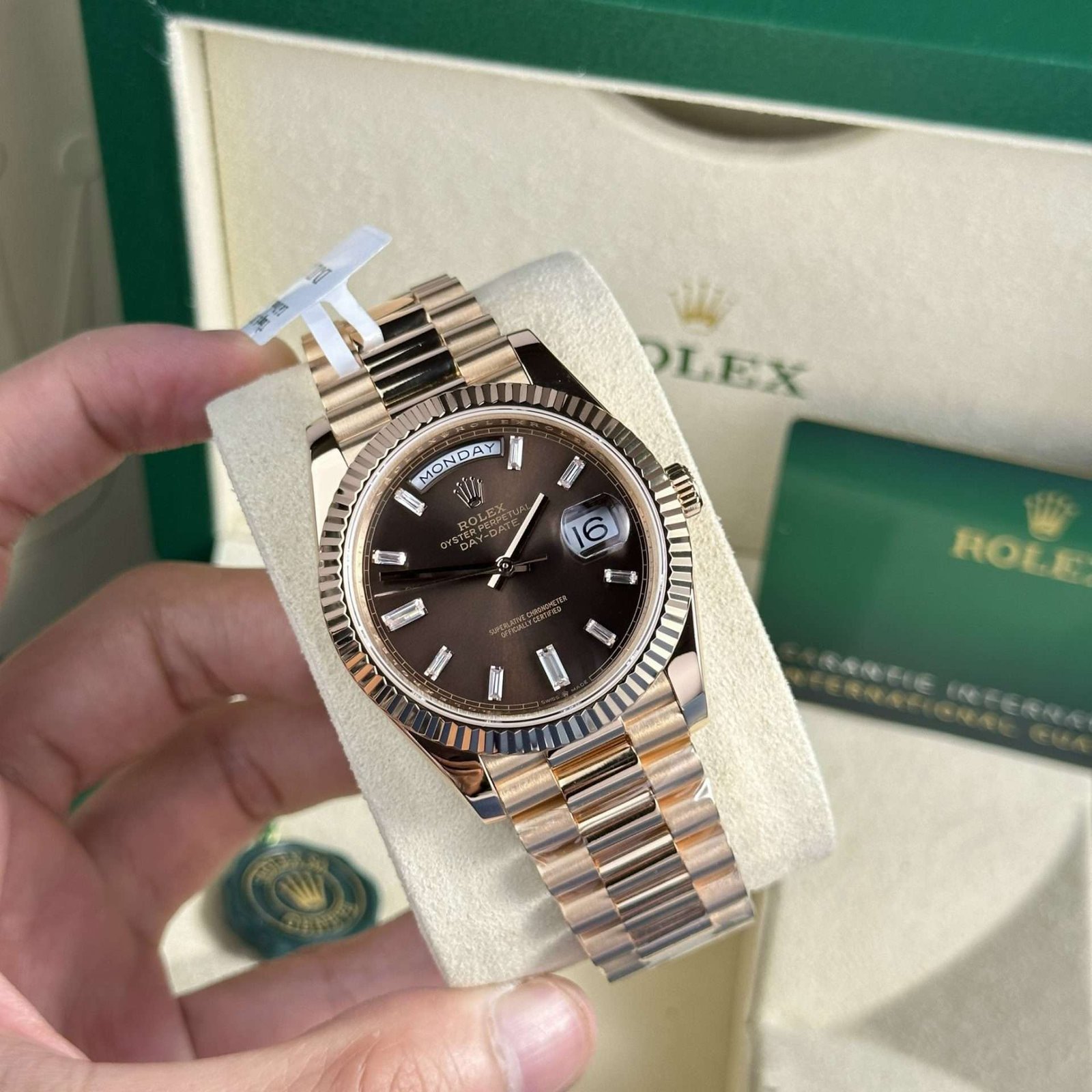 Dong-Ho-Rolex-Che-Tac-Boc-Vang-18K-Day-Date-228235-Mat-Nau-178-Gram-GM-Factory-40mm-4.jpg