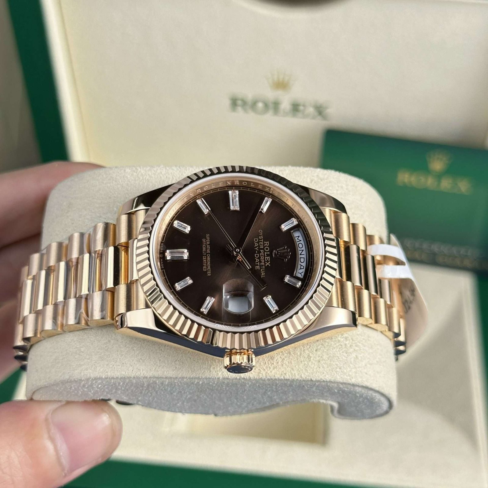 Dong-Ho-Rolex-Che-Tac-Boc-Vang-18K-Day-Date-228235-Mat-Nau-178-Gram-GM-Factory-40mm-5.jpg