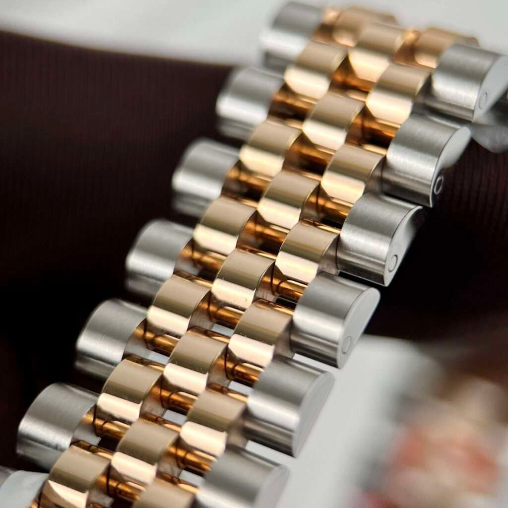 Dong-Ho-Rolex-DateJust-Nu-Boc-Vang-That-Mat-So-Mau-Nau-Nha-May-GM-31mm-5.jpg