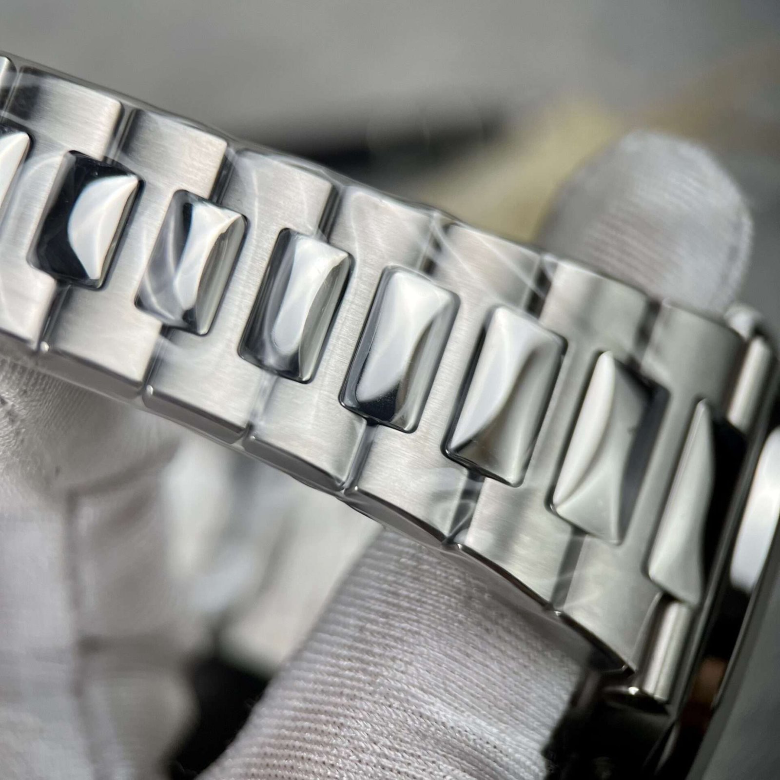 Patek-Philippe-Nautilus-5726-Rep-11-PPF-V2-Mat-Xanh-Tim-40-10