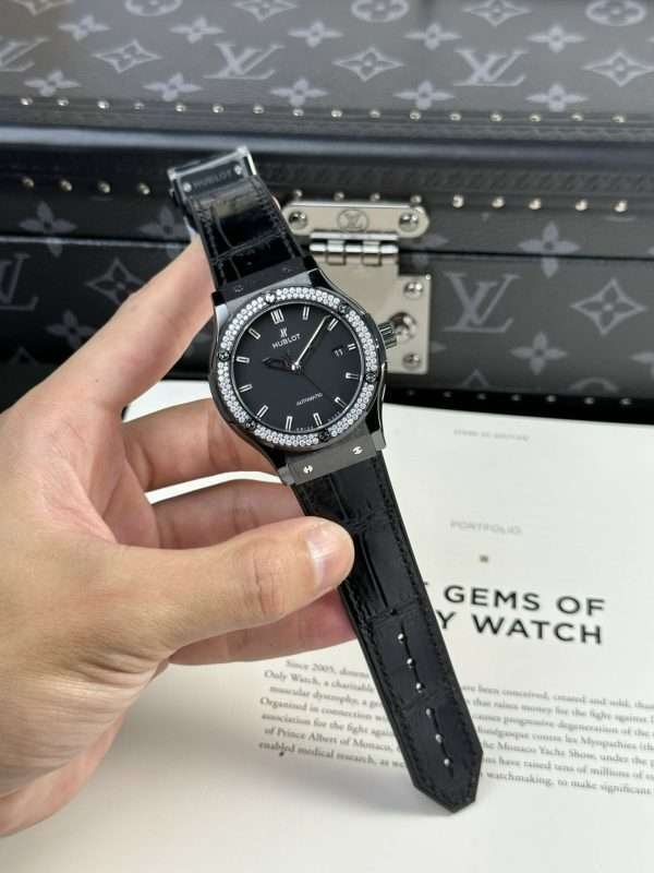 Dong-Ho-Hublot-Rep-11-Classic-Fusion-Ceramic-Dinh-Da-Swarovski-Tinh-Chinh-42mm-3-600x800-1.jpg