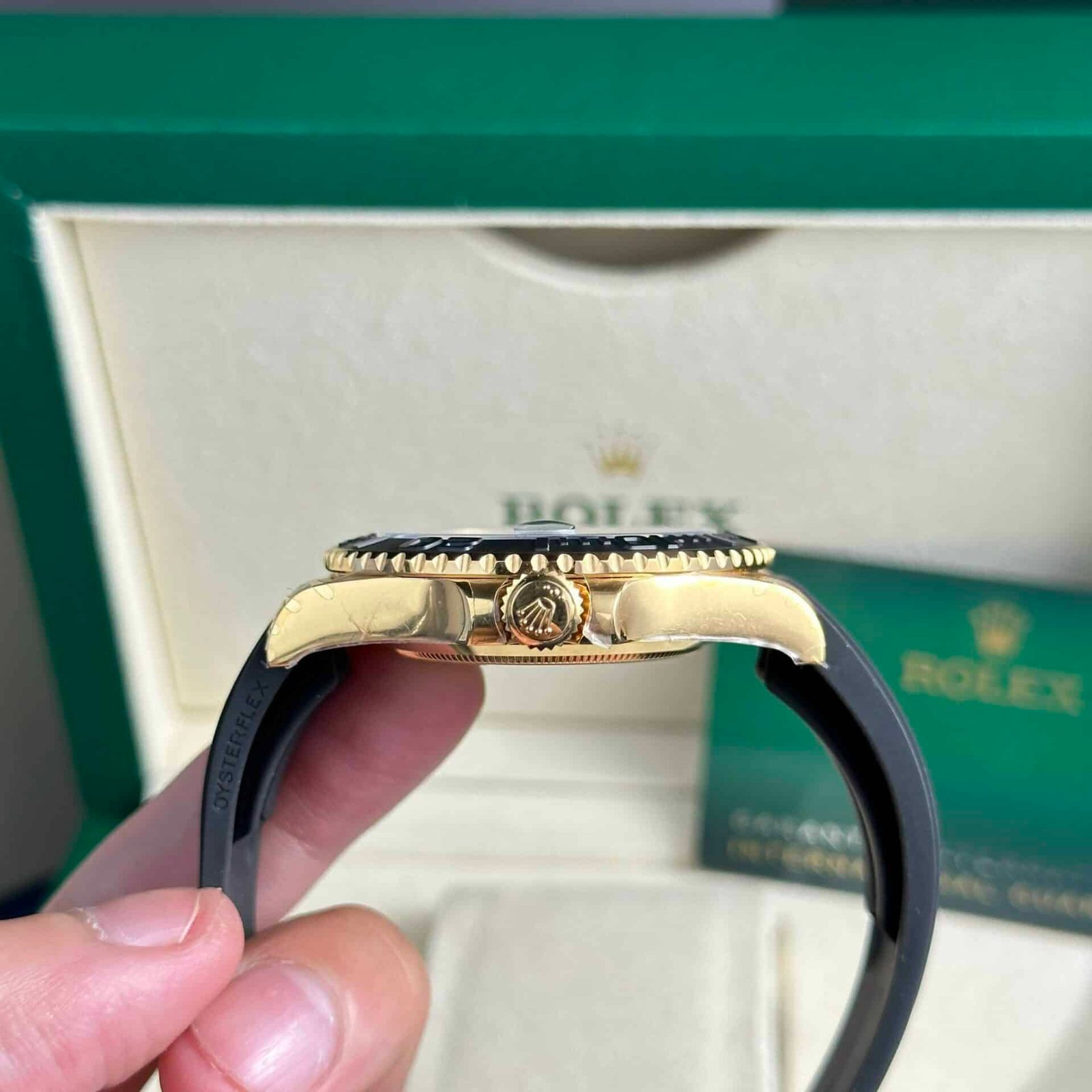 Rolex-Yacht-Master-226658-Yellow-Gold-Oysterflex-8 (2)