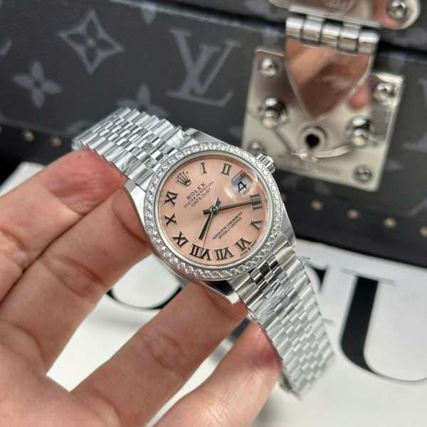 Dong-Ho-Nu-Rolex-DateJust-Replica-11-Mat-Hong-Vien-Dinh-Da-Nha-May-THB-31mm-2-600×600