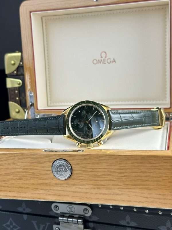 Dong-Ho-Omega-Speedmaster-Moonwatch-Replica-11-Mat-Xanh-La-RM-Factory-44mm-1