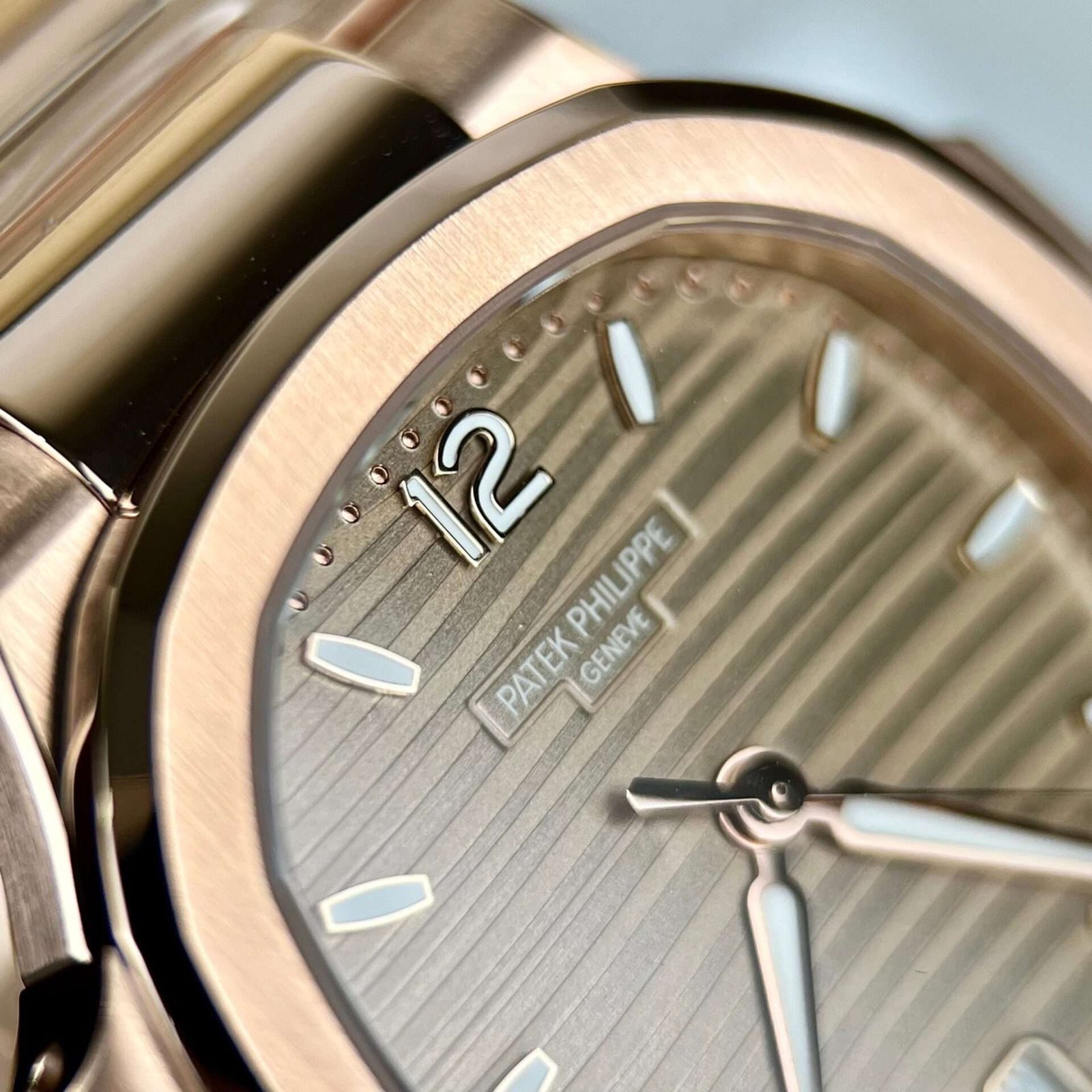 Dong-Ho-Patek-Philippe-Nautilus-7118-Boc-Vang-Replica-11-3K-Factory-1