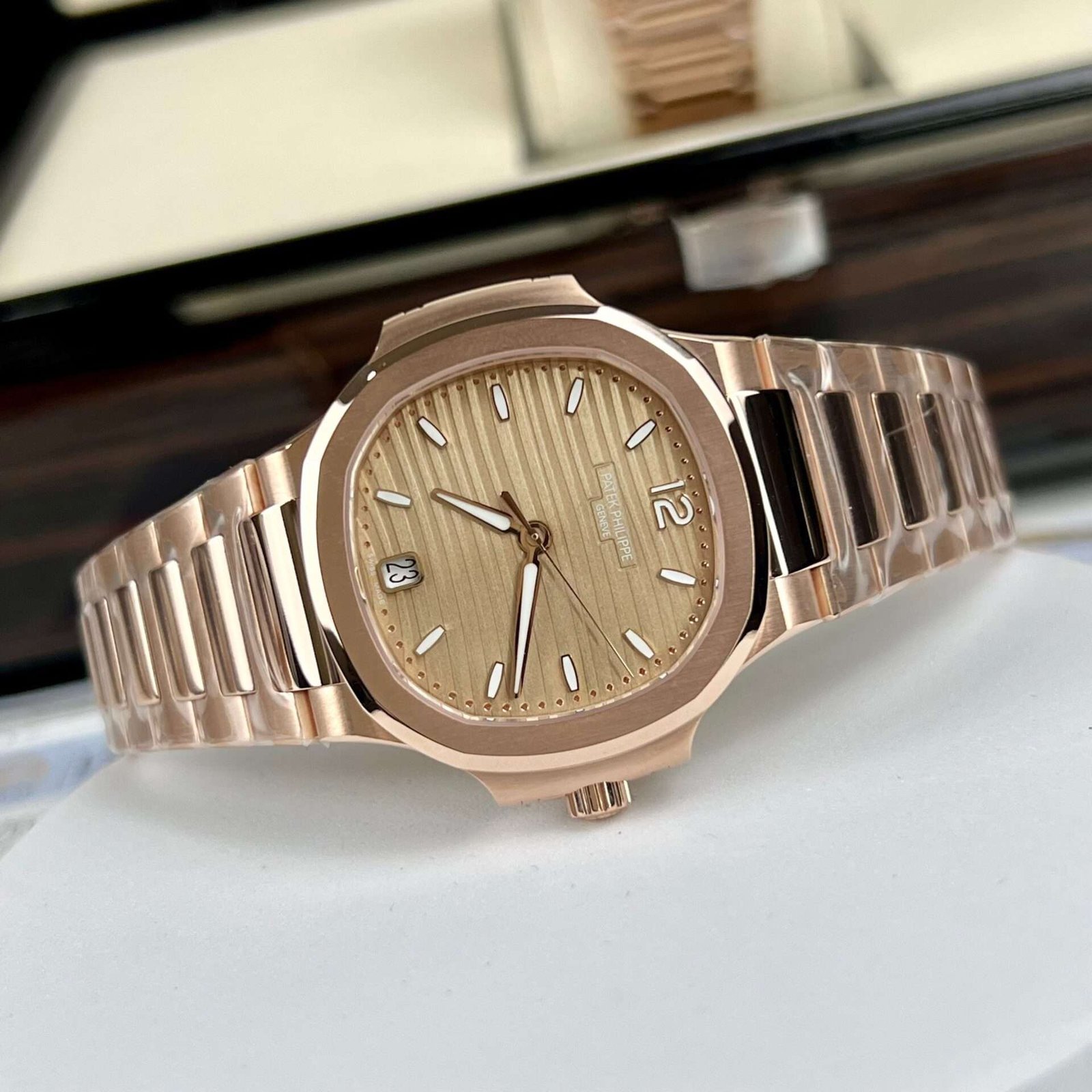 Dong-Ho-Patek-Philippe-Nautilus-7118-Boc-Vang-Replica-11-3K-Factory-4
