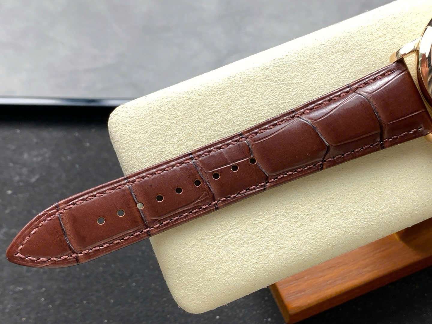 Dong-Ho-Vacheron-Constantin-Traditionnelle-43175-Replica-Cao-Cap-41mm-3