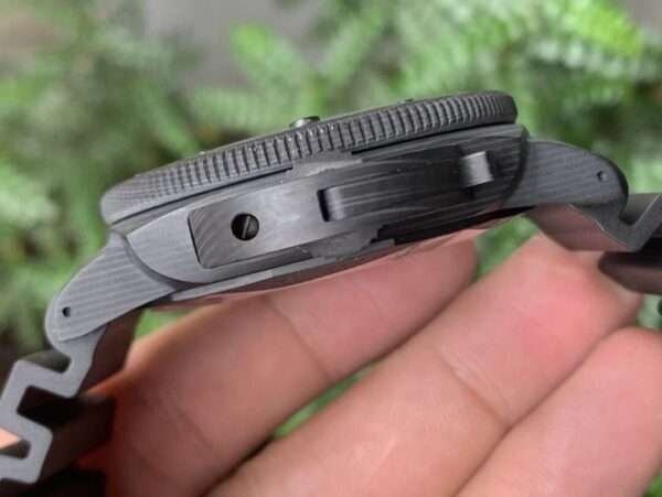 DONG-HO-PANERAI-SUBMERSIBLE-REPLICA-VO-CARBON-MAT-HOA-TIET-VAI-NHA-MAY-VS-47MM-7-600×451