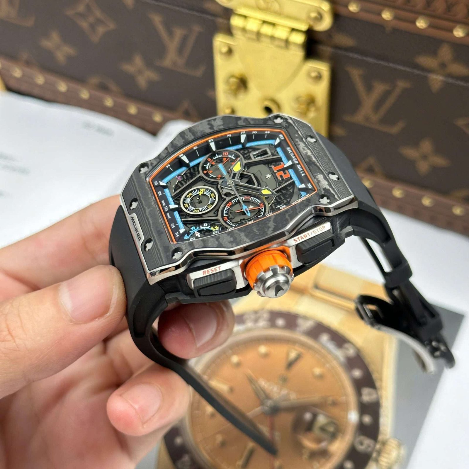Dong-Ho-Richard-Mille-RM65-01-Che-Tac-Vo-Carbon-Day-Cao-Su-Den-445x499mm-2