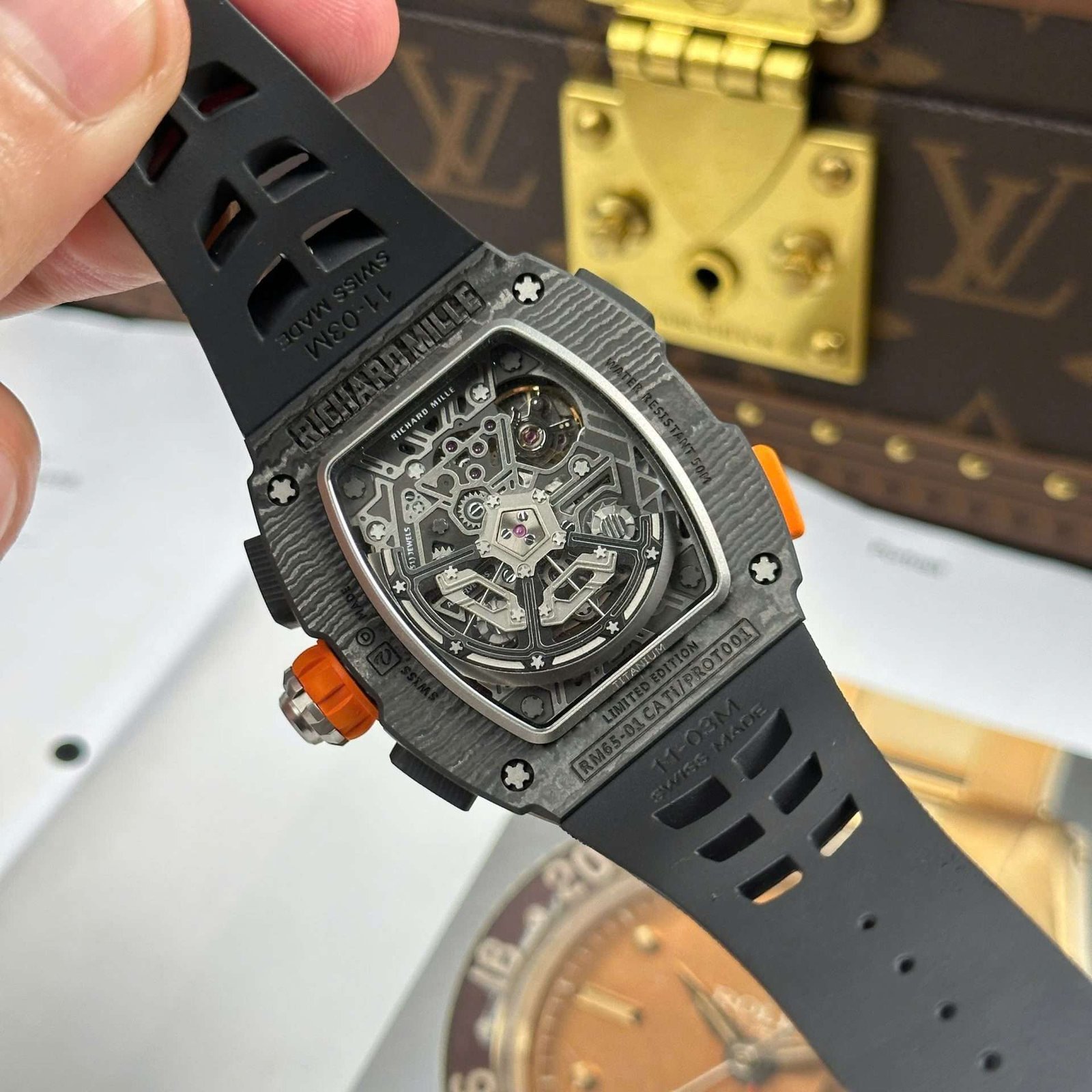 Dong-Ho-Richard-Mille-RM65-01-Che-Tac-Vo-Carbon-Day-Cao-Su-Den-445x499mm-8