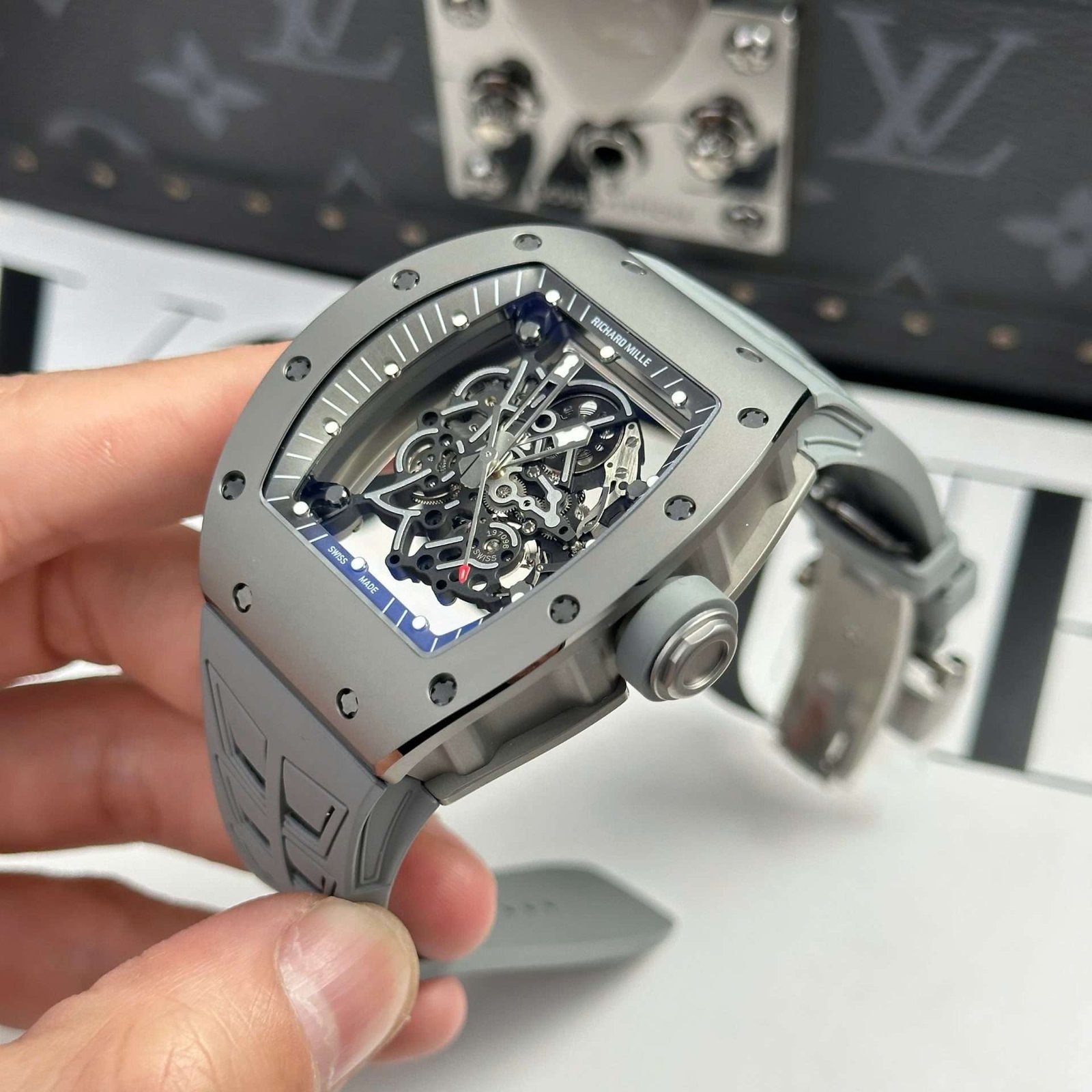Dong-Ho-Richard-Mille-Replica-11-RM055-Bubba-Watson-Grey-Ceramic-Day-Cao-Su-Nha-May-ZF-42.7×49-3 (2)