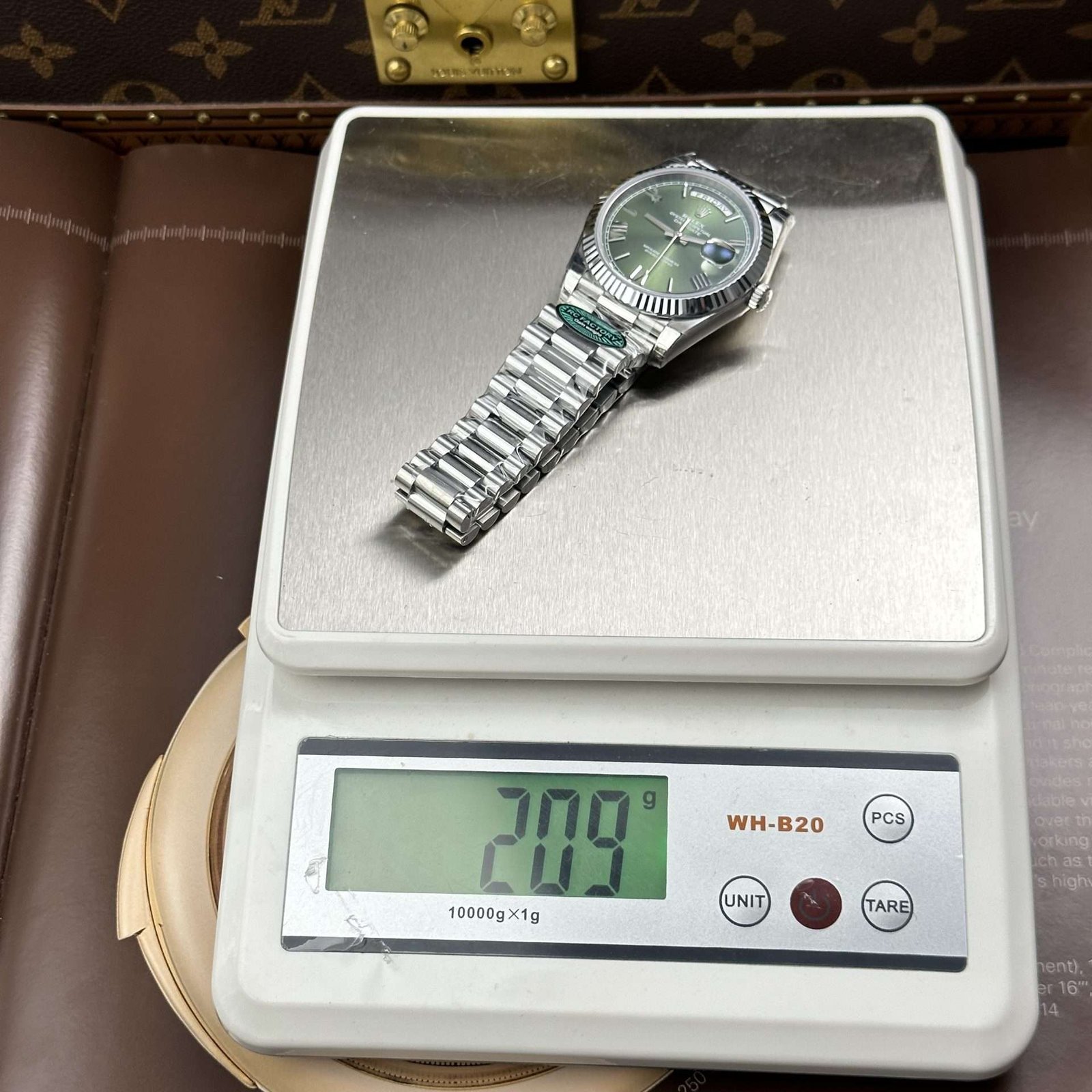 Dong-Ho-Rolex-Day-Date-Che-Tac-Mat-Xanh-La-Cay-Tinh-Chinh-Trong-Luong-212-Gram-Nha-May-RC-40mm-1