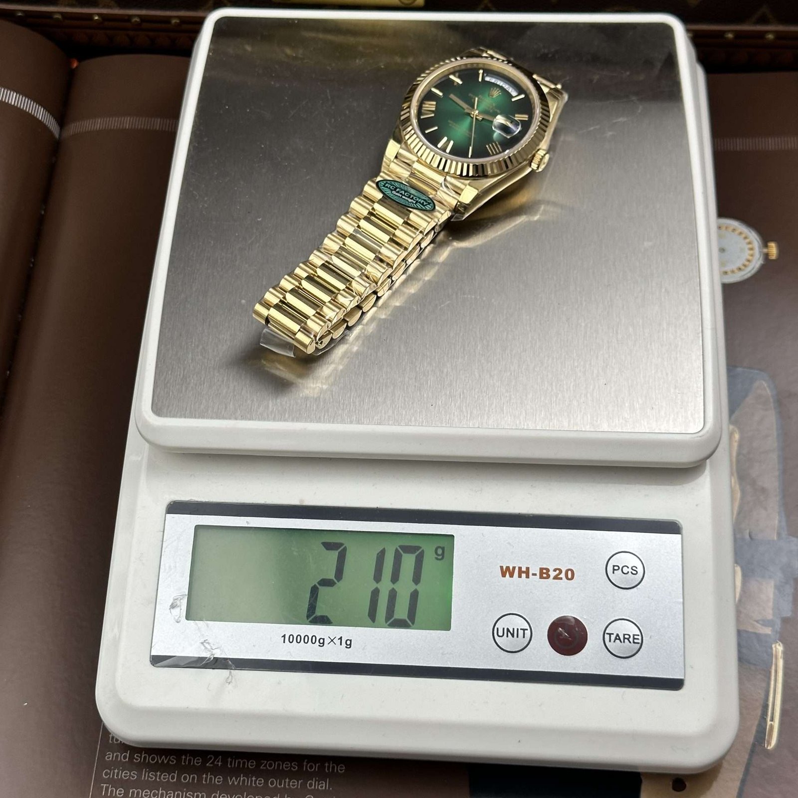 Dong-Ho-Rolex-Day-Date-Che-Tac-Mat-Xanh-Ombre-May-Calibre-3255-Super-Clone-Nha-May-RC-40mm-1