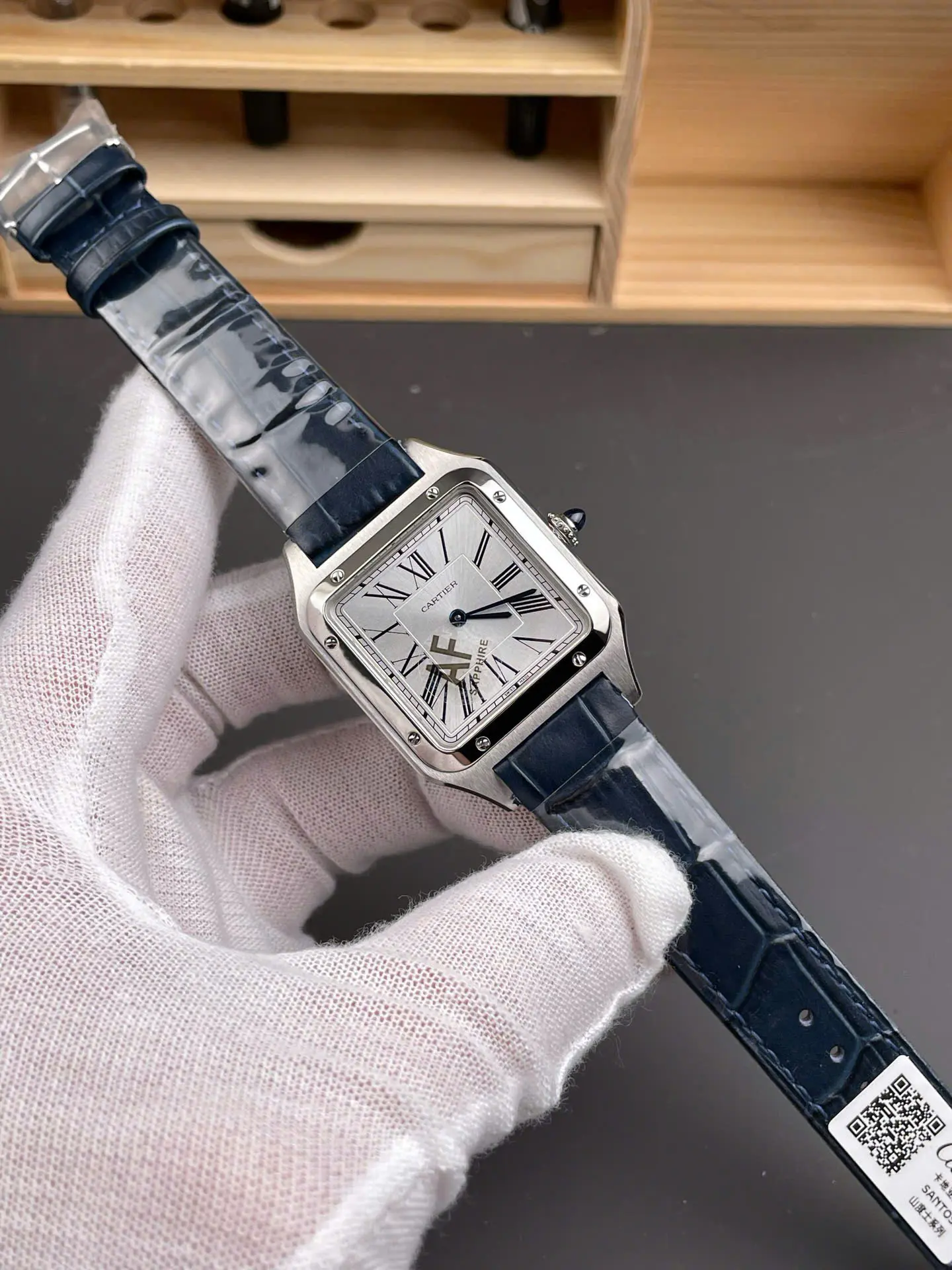 Dong-Ho-Cartier-Santos-Dumont-WSSA0022-Rep-11-Nam-Day-Da-Mau-Xanh-Duong-AF-Factory-435mm-3.jpg.webp