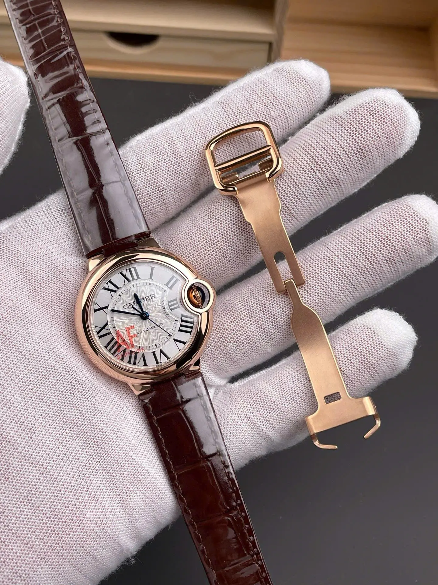 Dong-ho-Cartier-nu-day-da-may-co-Automatic-Ballon-Bleu-De-WJBB0040-mau-nau-xuong-AF-33mm-1.jpg.webp