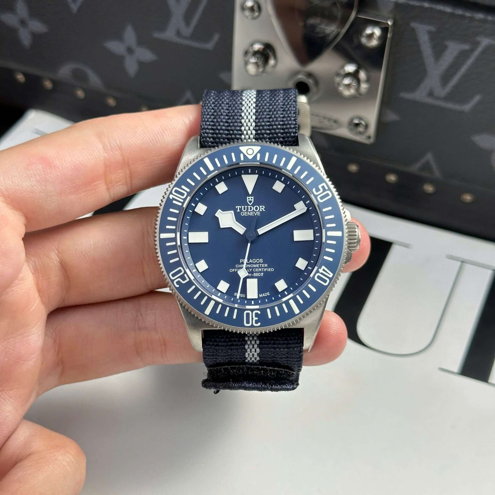 Dong-Ho-Tudor-Pelagos-FXD-Che-Tac-Mat-Xanh-Blue-May-Co-Tu-Dong-Nha-May-M-42mm-2.jpg